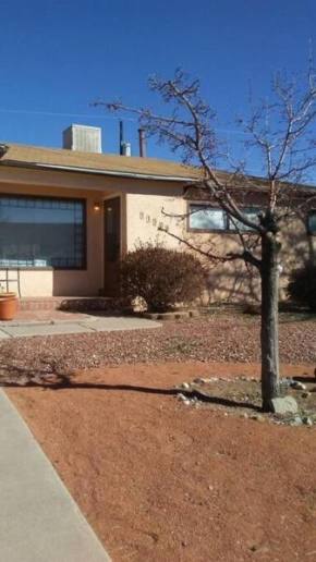 Northeast Heights Home on the Bike Path, Albuquerque